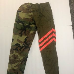 One leg camo print pants